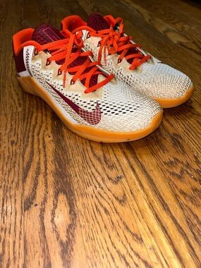 Nike Men’s Metcon 6 cross training shoes white & burgundy color-way Size 11.5